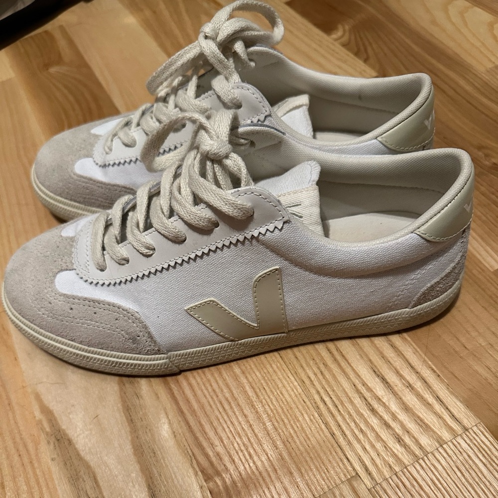 Veja Men's Light Gray and Cream Sneakers
